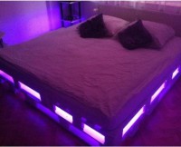 Postel z palet - podsvícená leddiodovým páskem